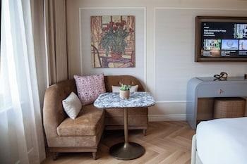 Deluxe Room, 1 Queen Bed, City View (Deluxe Town View Queen)
