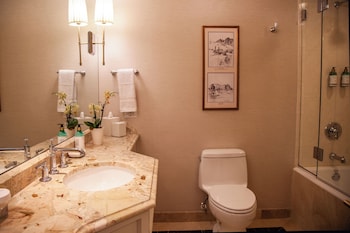 Deluxe Room, 1 Queen Bed, City View (Deluxe Town View Queen)