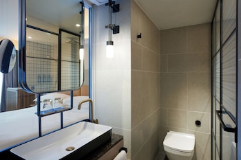 Club Room, 1 King Bed, Harbor View