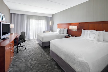 Room, 2 Queen Beds (Mobility/Hearing Accessible, Tub)