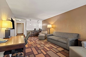 Deluxe Studio Suite, 2 Queen Beds, Non Smoking, Refrigerator & Microwave (with Sofabed)
