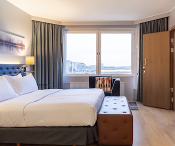 Suite, 1 King Bed, Sea View