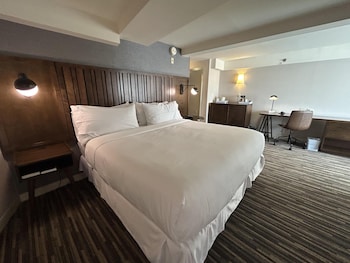 Suite, 1 King Bed, Non Smoking, Jetted Tub (Presidential;Shower Only)
