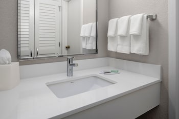 Room, 2 Queen Beds, Hearing Accessible (Accessible Bathtub)