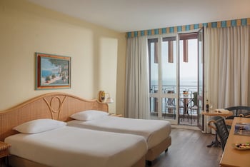 Deluxe Twin Room (With Rollaway Bed)