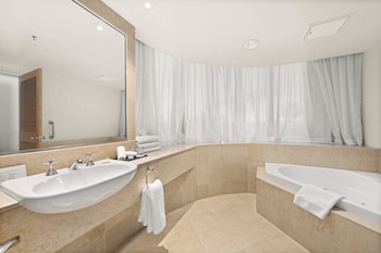 Suite, 1 Bedroom (Low Floor)