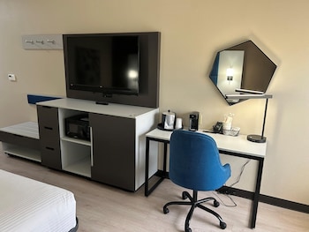Standard Room, 1 Queen Bed, Accessible, Refrigerator & Microwave