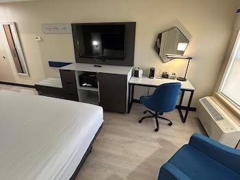 Standard Room, 1 King Bed, Non Smoking, Refrigerator & Microwave