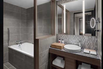 Suite, 1 King Bed, Club Lounge Access (Mizu)