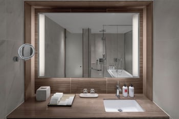 Suite, 1 King Bed, Club Lounge Access (Kaze)
