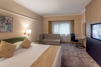 Standard Room, 1 King Bed, Garden View