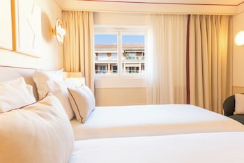 Deluxe Twin Room, Pool View