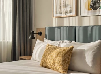 Premium Room, 1 King Bed, Corner