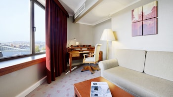 Junior Suite, 1 Queen Bed, River View
