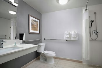 Room, 2 Queen Beds, Hearing Accessible (Accessible Bathtub)