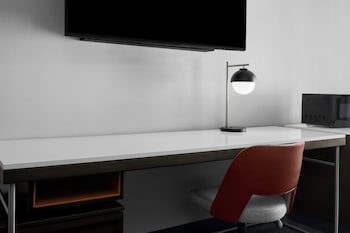 Room, 1 King Bed, Non Smoking (Mobility/Hearing Access, Roll-in Shwr)