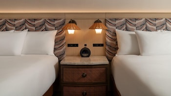 Room, Multiple Beds (1 King & 1 Double)