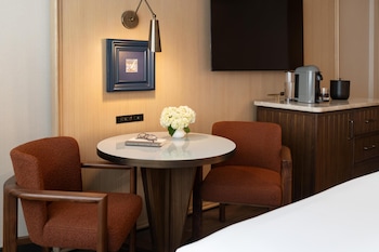 Room, Multiple Beds (1 King & 1 Double)