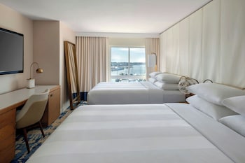 Room, 2 Queen Beds, Water View