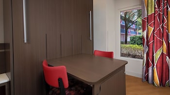 Preferred Room. Hearing accessible - visual alarms and notifications. 1 queen bed and 1 queen sleepe