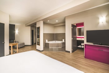 Suite, 1 King Bed with Sofa bed, Non Smoking, Jetted Tub