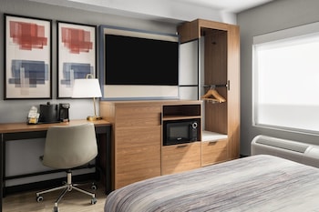 Room, 1 Queen Bed, Hearing Accessible, Non Smoking (Hearing, Roll-in Shower)