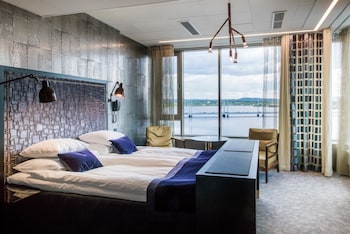 Junior Suite, 1 King Bed, Non Smoking, Lake View