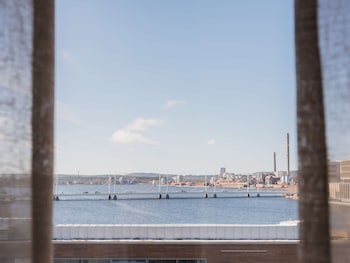 Junior Suite, 1 King Bed, Non Smoking, Lake View