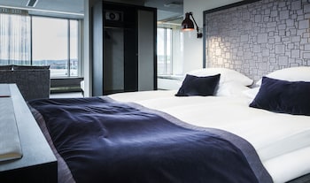 Design Suite, 1 King Bed, Non Smoking, Lake View