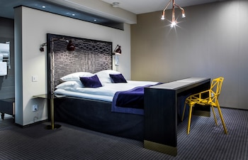 Design Suite, 1 King Bed, Non Smoking, Lake View