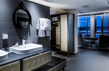 Design Suite, 1 King Bed, Non Smoking, Lake View