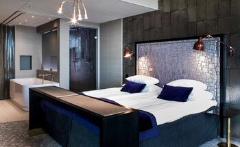 Junior Suite, 1 King Bed, Non Smoking, Lake View