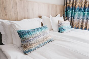 Standard Room, 1 King Bed, Non Smoking (with Sofabed)