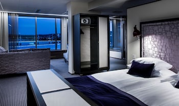 Design Suite, 1 King Bed, Non Smoking, Lake View