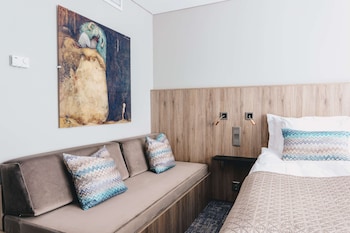 Standard Room, 1 King Bed, Non Smoking (with Sofabed)