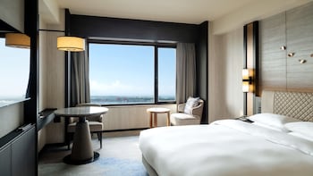 Club Double Room, 1 King Bed, Non Smoking (Deluxe)