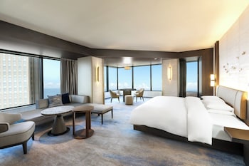 Club Room, 1 King Bed, Non Smoking (Premier)