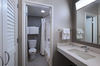 Deluxe Room, 2 Queen Beds, Courtyard View