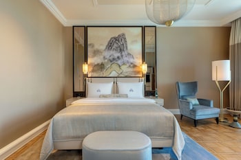 Superior Studio Suite, 1 Bedroom, Lake View (Balcony)
