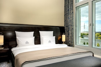 Deluxe Room, 1 King Bed, Lake View