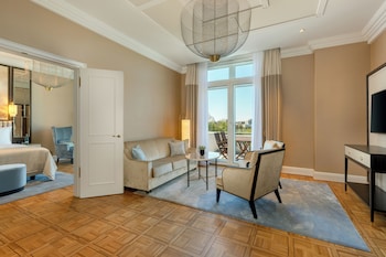 Superior Studio Suite, 1 Bedroom, Lake View (Balcony)