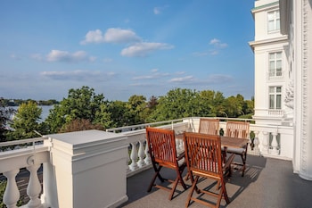 Superior Studio Suite, 1 Bedroom, Lake View (Balcony)
