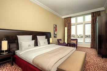 Superior Suite, 1 Bedroom, Lake View