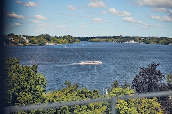 Superior Studio Suite, 1 Bedroom, Lake View (Balcony)