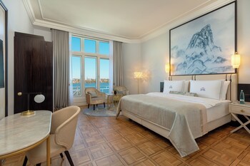 Superior Room, 1 King Bed, Lake View
