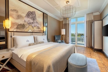 Superior Studio Suite, 1 Bedroom, Lake View (Balcony)