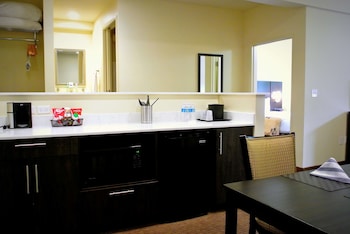 Family Suite, 1 Queen Bed, Non Smoking, Refrigerator & Microwave (Queen sofabed)