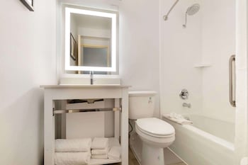 Standard Room, 1 King Bed, Accessible, Refrigerator
