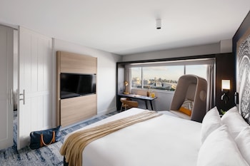 Grand Room, 1 King Bed, River View