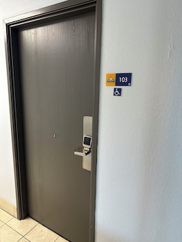Standard Room, 1 King Bed, Accessible